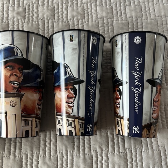 1 Dozen 32oz Yankees Stadium Cups - Picture 3 of 5